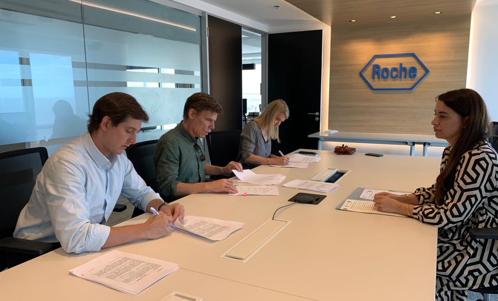 Roche Uruguay - Pasteur Montevideo - Signing Inflammasome contract